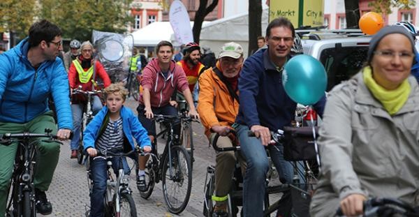 Beim FamilienRadeln können Eltern mit ihren Kindern gemeinsam Sport treiben. (Bild: Stadt Heidelberg) Beim FamilienRadeln können Eltern mit ihren Kindern gemeinsam Sport treiben. (Bild: Stadt Heidelberg)