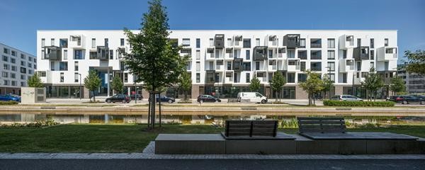 Das 2016 fertiggestellte Bauprojekt „Junges Wohnen“ in der Bahnstadt ist ausgezeichnet worden. (Foto: Thomas Ott) Großes Wohngebäude an Kanal (Foto: Thomas Ott)