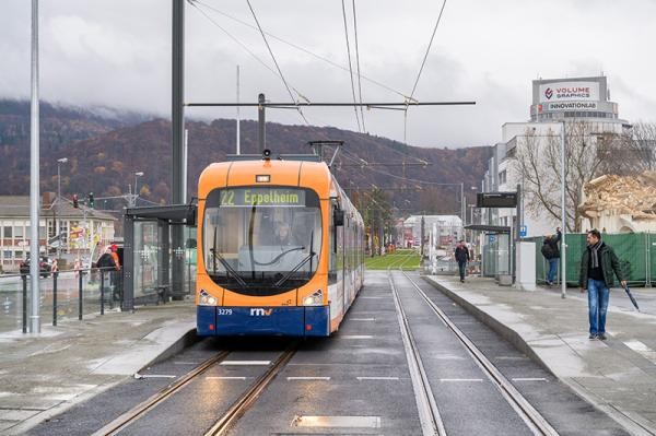 Die neue Haltestelle am Hauptbahnhof mit einer Straßenbahn der Linie 22 nach Eppelheim (Foto: Rothe)