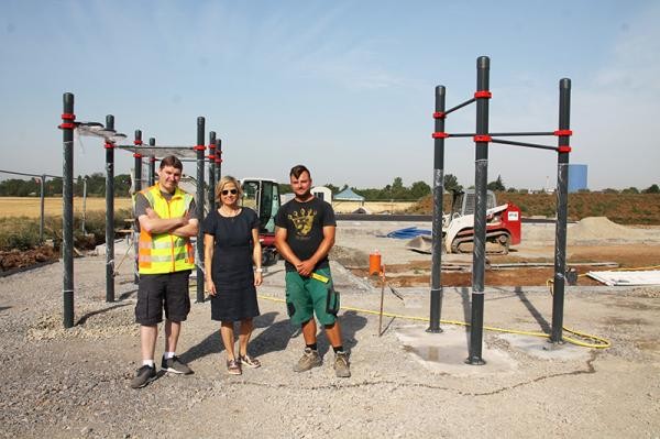 Im November soll die neue Freizeitfläche eröffnet werden. Manuel Ballarini (l.) und Monika Kissel-Kublik, Landschafts- und Forstamt der Stadt Heidelberg, und Christian Kramer, Firma Hach aus Neckarsteinach, haben die Bauarbeiten im Blick. (Foto: Stadt Heidelberg) Im November soll die neue Freizeitfläche eröffnet werden. Manuel Ballarini (l.) und Monika Kissel-Kublik, Landschafts- und Forstamt der Stadt Heidelberg, und Christian Kramer, Firma Hach aus Neckarsteinach, haben die Bauarbeiten im Blick. (Foto: Stadt Heidelberg)