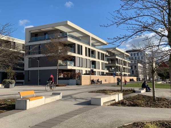 Bewohnerinnen und Bewohner der Bahnstadt verursachen für Strom und Fernwärme nur 0,13 Tonnen CO2 pro Person und Jahr. Bewohnerinnen und Bewohner der Bahnstadt verursachen für Strom und Fernwärme nur 0,13 Tonnen CO2 pro Person und Jahr.