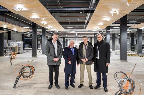 Bauingenieur Richard Jocher (von links), Projektentwickler Hans-Peter Unmüßig, Gerald Dietz, Leiter der Geschäftsstelle Bahnstadt, und Projektleiter Sascha Pestalic besichtigten den neuen Scheck-In, der zum größten Edeka-Markt in Heidelberg wird. (Foto: Rothe) Bauingenieur Richard Jocher (von links), Projektentwickler Hans-Peter Unmüßig, Gerald Dietz, Leiter der Geschäftsstelle Bahnstadt, und Projektleiter Sascha Pestalic besichtigten den neuen Scheck-In, der zum größten Edeka-Markt in Heidelberg wird. (Foto: Rothe)