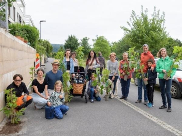 Übergabe der Pflanzen an der Promenade. Foto: Rothe Übergabe der Pflanzen an der Promenade. Foto: Rothe