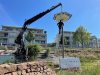 Aufwändiger Aufbau mit Spezialgerät: das „Mehrfamilienhaus“ in der Bahnstadt Anfang Juni 2022. (Foto: Stadt Heidelberg) Foto von Vogelhaus und Kran in der Bahnstadt