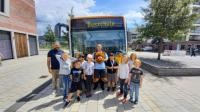 Foto von Kindern vor Bus