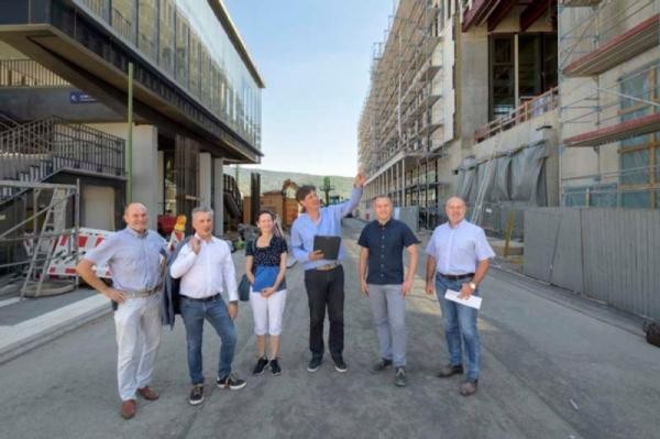 Am Hauptbahnhof-Süd entsteht der Verbindungssteg zwischen Hauptbahnhof und Europaplatz. Vor Ort einen Eindruck von den Arbeiten verschafften sich (v.l.) Walter Durst vom Tiefbauamt, Kai M. Dreesbeimdiek, Geschäftsführer Gustav-Zech-Stiftung Management GmbH, Kerstin Maixner, Geschäftsstelle Bahnstadt, Erster Bürgermeister Jürgen Odszuck sowie Marcus Kusche und Stefan Ziemer vom Tiefbauamt. (Foto: Philipp Rothe)