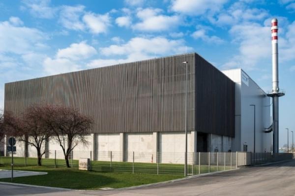 14 Prozent der in Heidelberg benötigten Fernwärme wird durch das Holz-Heizkraftwerk erzeugt (Foto: Stadtwerke Heidelberg) Das Holz-Heizkrafzwerk im Pfaffengrund
