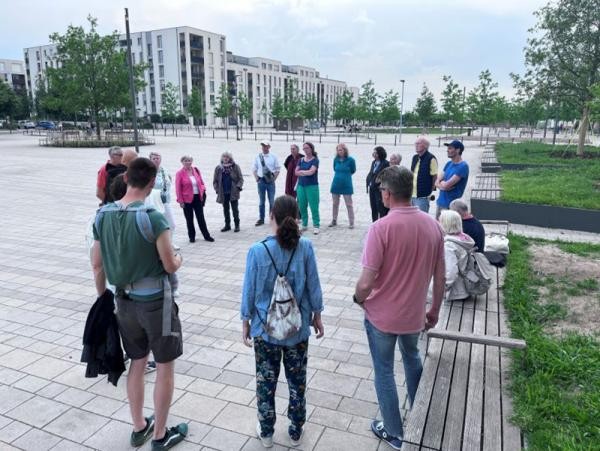 Ideenparcours für Begrünungsflächen (Foto: Stadtteilverein Bahnstadt) Menschenansammlung auf einem Platz