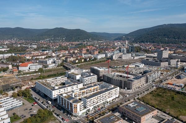 Neuer Wohnraum für die Bahnstadt: Das Kopernikusquartier mit 206 neuen Wohnungen, darunter rund ein Drittel geförderter Wohnraum, wächst in die Höhe. Auf dem Bild ist der neue Kopernikushof mit knapp 100 Mietwohnungen zu sehen. Das neue Quartier liegt zwischen Czernyring und Grüner Meile nah am Gadamerplatz. (Foto: Christian Buck)