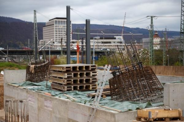 Auf diesem Fundament wird der 40 Meter hohe Pylon der Gneisenaubrücke errichtet. (Foto: Stadt Heidelberg) Bild des Fundamentes für die Gneisenaustraße.