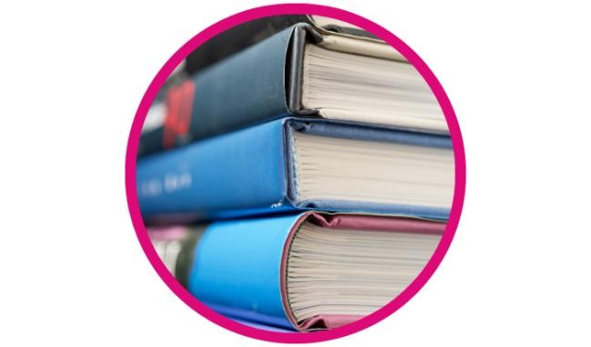 Ein Stapel Bücher .