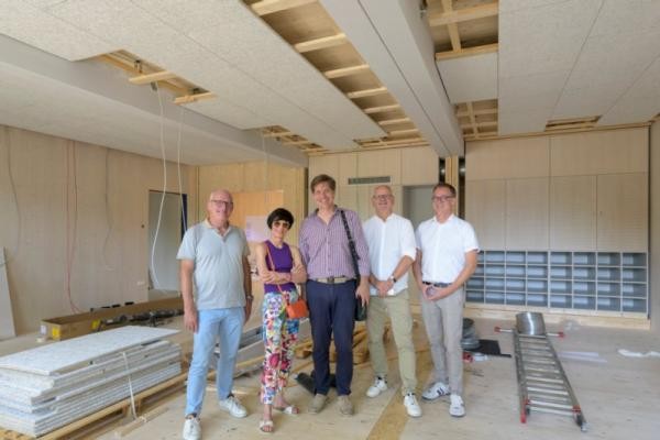 Erster Bürgermeister Jürgen Odszuck und Bürgermeisterin Stefanie Jansen besichtigten die Erweiterung der Graf von Galen-Schule im Pfaffengrund. (Philipp Rothe) erster Bürgermeister auf der Baustelle der Schule