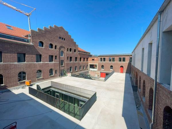 Das renovierte Betriebswerk von außen. (Foto: Greetje Wieting) Ein modernes Backsteingebäude von außen.