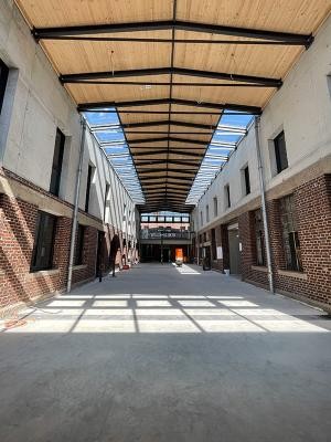 Das neue Betriebswerk von innen. (Foto: Greetje Wieting) Eine überdachte Fabrikhalle