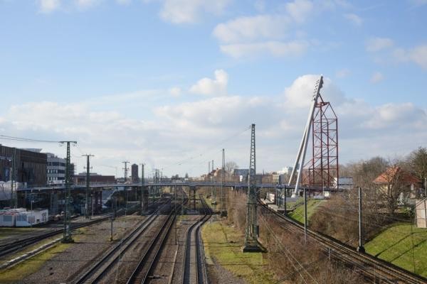 Alle Stahlsegmente sind eingehoben und montiert. Im März 2025 werden die Stahlweile gespannt. Gneisenaubrücke während der Bauarbeiten