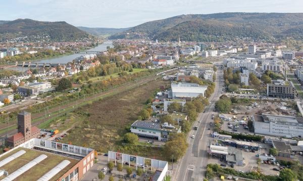 Bauarbeiten auf der Eppelheimer Straße: Der Abschnitt zwischen Kölle Zoo und Bauhaus (ersten beiden Gebäude unten links) wird ab Januar 2026 umgestaltet. Zuvor arbeiten die Stadtwerke an der Fernwärmetrasse, die unter der Straße liegt. (Foto: Buck) Luftbild mit Bahnstadt und Neckar im Hintergrund.