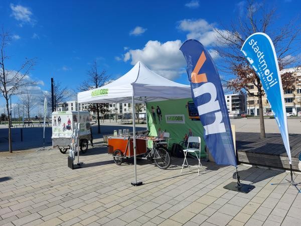 So sieht es am Infostand des ZUMobil aus. (Foto: Zentrum für umweltbewusste Mobilität) Ein Infostand mit Fahnen und einem Fahrrad