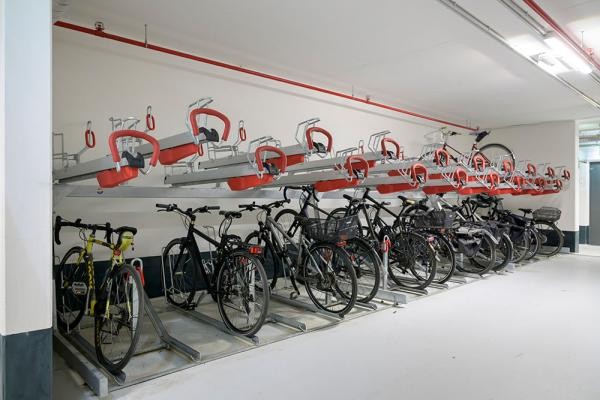 1.600 Stellplätze für Fahrräder, davon 1.100 öffentlich, stehen am Europaplatz direkt am Heidelberger Hauptbahnhof zur Verfügung. Die ersten 24 Stunden sind kostenlos. Vorab registrieren sich Radfahrende einmalig unter go.evopark.de/Fahrradparkhaus-Europaplatz. (Foto: Rothe) Doppelstöckige Fahrradstellplätze in einem Parkhaus.