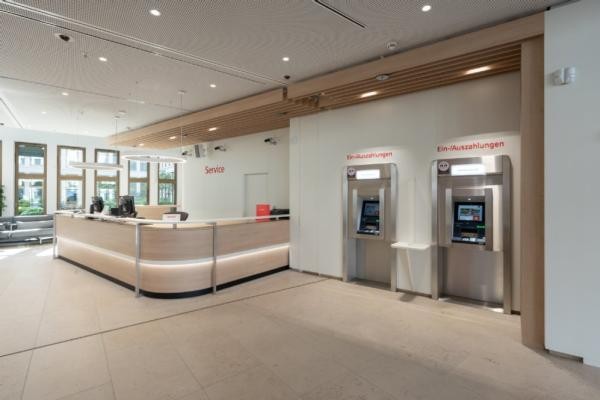 Neben zwei Automaten für Ein- und Auszahlungen befindet sich ein Service-Schalter.