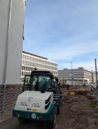 Die Arbeiten gehen weiter. Damit sich der Wasserturm in das Bild der Bahnstadt eingliedert, schafft die Stadt einen kleinen Platz als einladendes Umfeld. (Foto: Stadt Heidelberg)