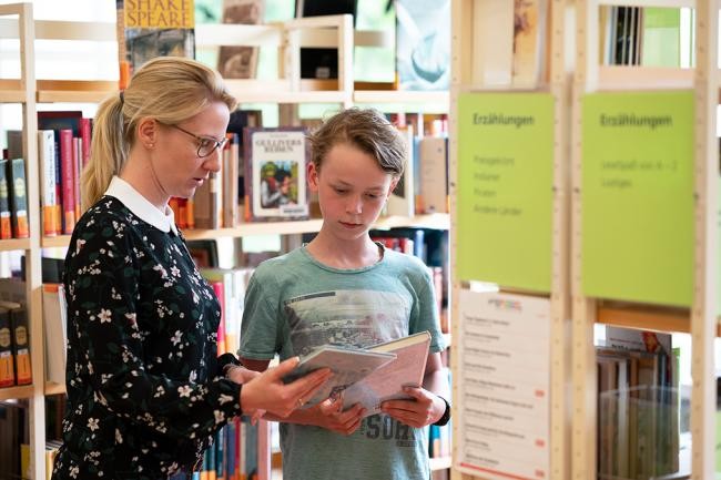 Beratungssituation mit einem jugendlichen Nutzer der Stadtbücherei (Foto: Kempf) Beratungssituation mit einem jugendlichen Nutzer der Stadtbücherei (Foto: Kempf)