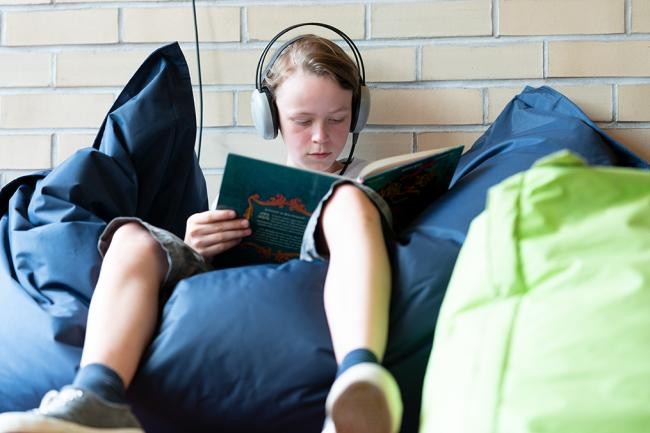 Lesen und Entspannen in der Stadtbücherei (Foto: Kempf)