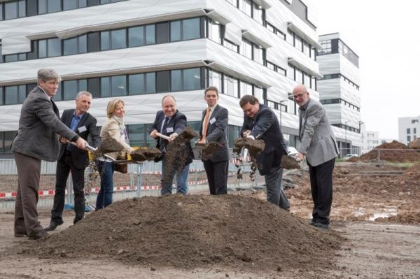 Christoph Czolbe (Stadtplanungsamt), Landschaftsarchitekt Alexander Buchmüller, Monika Kissel-Kublik (Landschaftsamt), Erster Bürgermeister Bernd Stadel, Gerald Dietz (Geschäftsstelle Bahnstadt), Holger Werner (Projektleitung) und Jürgen Weber (Leiter des Tiefbauamtes, v.l.) setzten den ersten Spatenstich. (Foto: Buck)