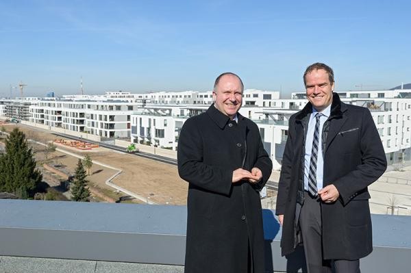 Erster Bürgermeister Bernd Stadel und Oberbürgermeister Dr. Eckart Würzner auf dem Dach der Neuen Feuerwache, im Hintergrund sind die Wohnhäuser an der Promenade zu sehen. (Foto: Rothe)