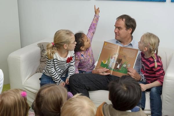 Oberbürgermeister besucht die Kinder der Kindertagesstätte Bahnstadt (Foto: Rothe)