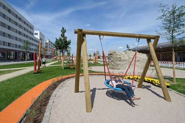 Zollhofgarten vor den Güterhallen (Foto: Rothe)