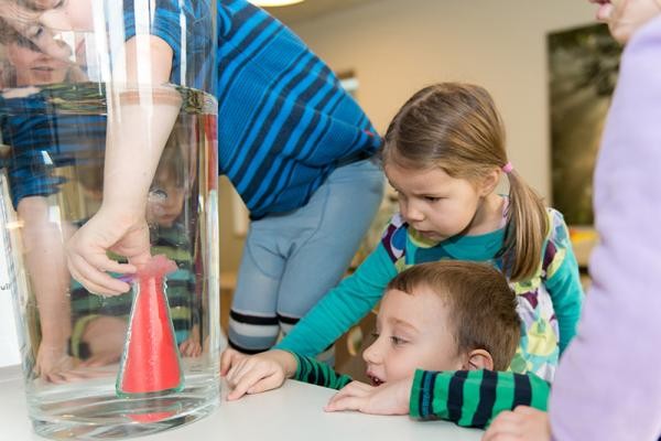 Kinder führen Experimente durch. (Foto: Fuelop) Kinder führen Experimente durch. (Foto: Fuelop)