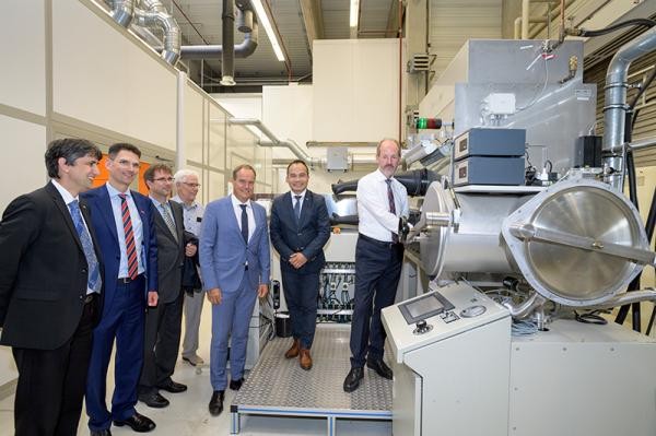 Gemeinsamer Rundgang durch die Labore der InnovationLab GmbH (v.l.): Prof. Dr. A. Stephen K. Hashmi, Prorektor für Forschung und Struktur der Universität Heidelberg, Marc Massoth, stellvertretender Leiter des Amtes für Wirtschaftsförderung und Beschäftigung, Dr. Kai Exner von der BASF New Business GmbH, Sieghart Oßwald von der Roland Ernst Grundstücksfonds GmbH & Co. KGs, Oberbürgermeister Prof. Dr. Eckart Würzner sowie Luat T. Nguyen und Prof. Dr. Wolfgang Kowalsky, beide Geschäftsführer der InnovationLab GmbH. (Foto: Rothe) Gemeinsamer Rundgang durch die Labore der InnovationLab GmbH (v.l.): Prof. Dr. A. Stephen K. Hashmi, Prorektor für Forschung und Struktur der Universität Heidelberg, Marc Massoth, stellvertretender Leiter des Amtes für Wirtschaftsförderung und Beschäftigung, Dr. Kai Exner von der BASF New Business GmbH, Sieghart Oßwald von der Roland Ernst Grundstücksfonds GmbH & Co. KGs, Oberbürgermeister Prof. Dr. Eckart Würzner sowie Luat T. Nguyen und Prof. Dr. Wolfgang Kowalsky, beide Geschäftsführer der InnovationLab GmbH. (Foto: Rothe)