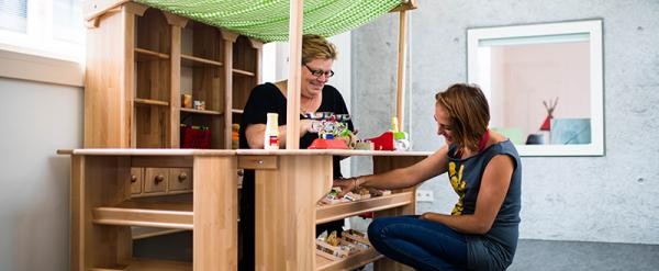 Zwei Erzieherinnen an einem Spielstand in der neuen Kita (Foto: HD) Zwei Erzieherinnen an einem Spielstand in der neuen Kita (Foto: HD)