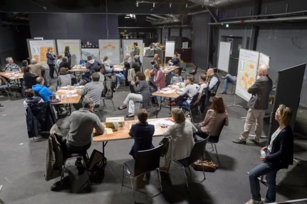 Zahlreiche Interessierte trafen sich am 9. Mai 2015 zur moderierten Bürgerwerkstatt in der Halle 02 in der Bahnstadt und sammelten Ideen und Anregungen, wie die Pfaffengrunder Terrasse aussehen und genutzt werden soll. (Foto: Rothe) Zahlreiche Interessierte trafen sich am 9. Mai 2015 zur moderierten Bürgerwerkstatt in der Halle 02 in der Bahnstadt und sammelten Ideen und Anregungen, wie die Pfaffengrunder Terrasse aussehen und genutzt werden soll. (Foto: Rothe) Zahlreiche Interessierte trafen sich am 9. Mai 2015 zur moderierten Bürgerwerkstatt in der Halle 02 in der Bahnstadt und sammelten Ideen und Anregungen, wie die Pfaffengrunder Terrasse aussehen und genutzt werden soll. (Foto: Rothe)