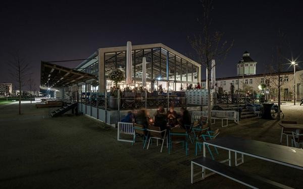 An der Ostseite der ehemaligen Güterhallen befindet sich ein Restaurant mit großer Glasfassade und Außenbereich. (Foto: Ross)