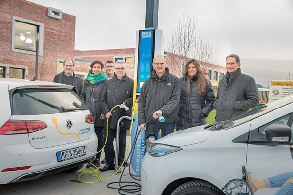 Bildunterschrift: Testeten die neue Leuchte mit Ladefunktion (v.l.): Alexander Thewalt (Stadt Heidelberg), Amélie Wippern, Rainer Herb und Peter Erb (Stadtwerke Heidelberg) sowie Stefan Küppers (Stadtmobil), Sabine Lachenicht und Raino Winkler (Stadt Heidelberg). (Foto: Stadtwerke Heidelberg/Buck) Bildunterschrift: Testeten die neue Leuchte mit Ladefunktion (v.l.): Alexander Thewalt (Stadt Heidelberg), Amélie Wippern, Rainer Herb und Peter Erb (Stadtwerke Heidelberg) sowie Stefan Küppers (Stadtmobil), Sabine Lachenicht und Raino Winkler (Stadt Heidelberg). (Foto: Stadtwerke Heidelberg/Buck)