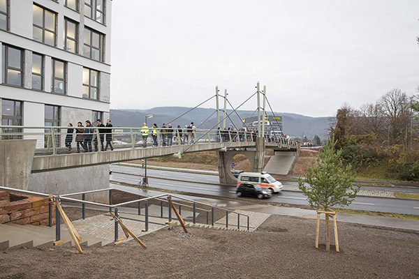 Gelungener Brückenschlag über die Speyerer Straße: Am 19. Dezember erfolgte die Verkehrsfreigabe für die Fußgänger- und Radfahrerbrücke, die Fuß- und Radwege nach Rohrbach und Kirchheim sowie den Feuerwehr-Spielplatz. (Foto: Buck) Gelungener Brückenschlag über die Speyerer Straße: Am 19. Dezember erfolgte die Verkehrsfreigabe für die Fußgänger- und Radfahrerbrücke, die Fuß- und Radwege nach Rohrbach und Kirchheim sowie den Feuerwehr-Spielplatz. (Foto: Buck)