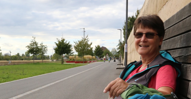 Frau sitzt an der Promenade (Foto: Stadt Heidelberg)