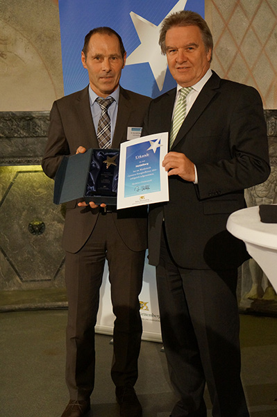 Umweltminister Franz Untersteller übergibt den Sonderpreis "Leitstern Energieeffizienz" an Herrn Dr. Zirkwirtz, den Leiter des Amtes für Umweltschutz, Gewerbeaufsicht und Energie (Foto: Andreas Greiner)