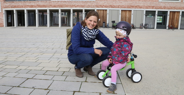 Bahnstädter mit Kleinkind am Gadamerplatz (Foto: Stadt Heidelberg)