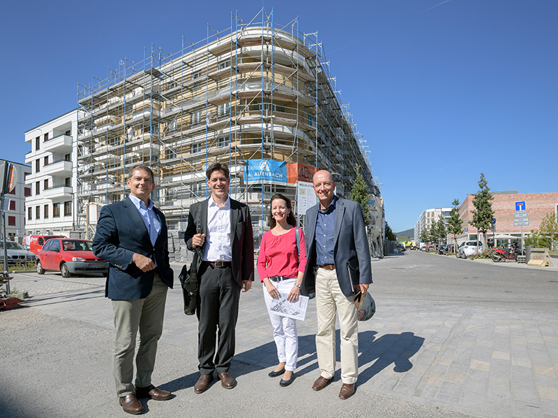 Erster Bürgermeister Jürgen Odszuck (2.v.l.) informiert sich über den Baufortschritt im Quartier „Meilen.Stein“ in der Bahnstadt. Die städtische Gesellschaft für Grund- und Hausbesitz mbh Heidelberg (GGH) entwickelt das Projekt – bis zum Jahresende soll es fertiggestellt sein. (Foto: Rothe)